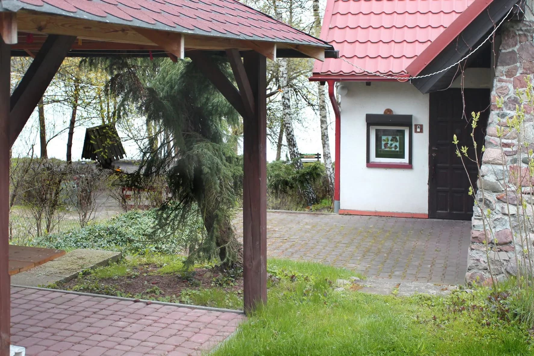 Zadaszona altana w ogrodzie przy Mieszkaniu Wakacyjnym